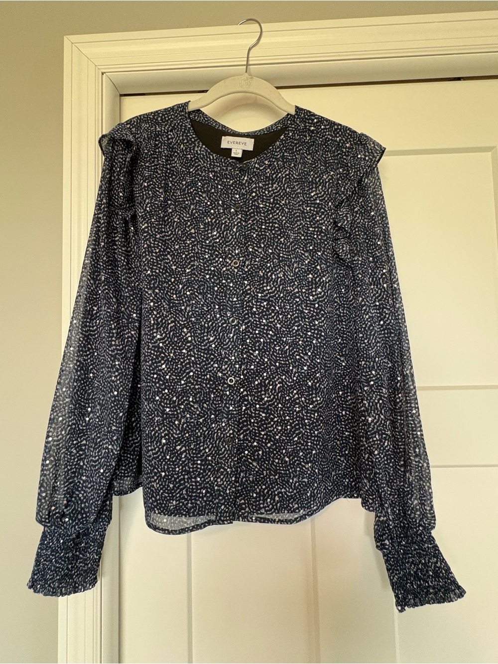 Evereve Navy+White Printed Ruffle Shoulder Button-Down Blouse 💙🖤